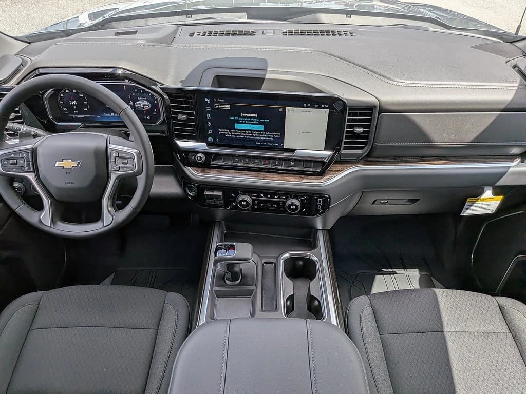 Chevrolet Silverado 1500 LT 2WD Crew Cab 147" 2026 — side view