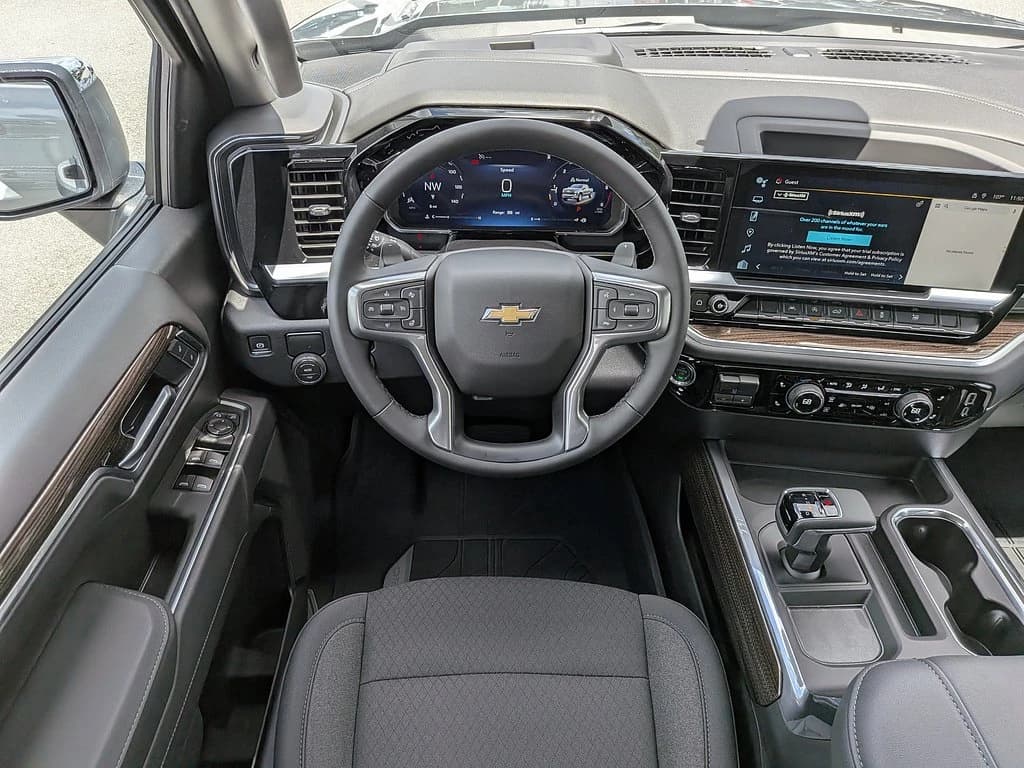 Chevrolet Silverado 1500 LT 2WD Crew Cab 147" 2026 — side view