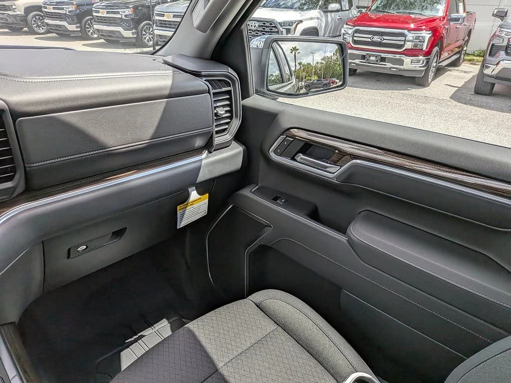 Chevrolet Silverado 1500 LT 2WD Crew Cab 147" 2026 — side view