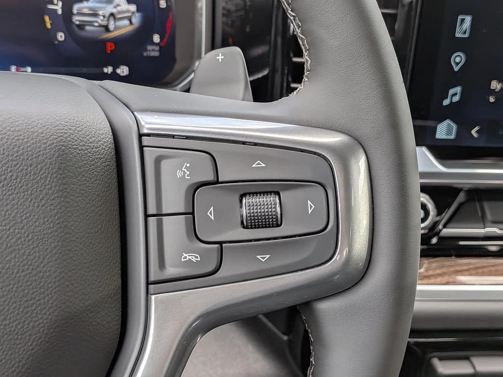 Chevrolet Silverado 1500 LT 2WD Crew Cab 147" 2026 — side view
