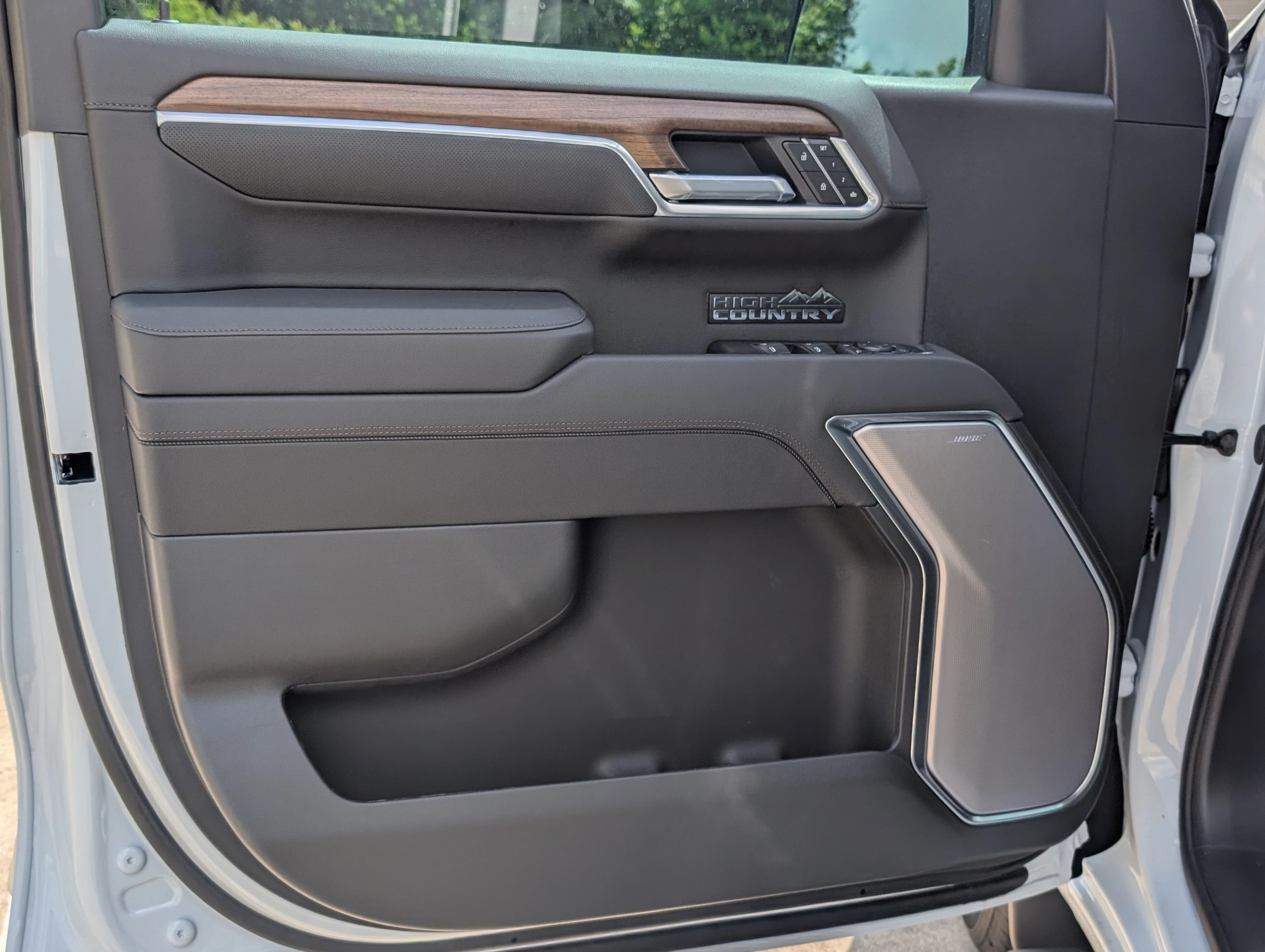 Chevrolet Silverado 1500 High Country 2WD Crew Cab 147" 2026 — side view