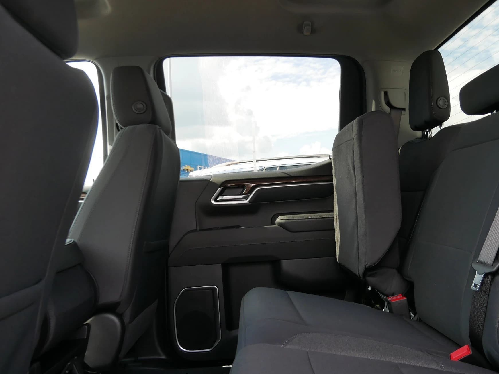 Chevrolet Silverado 1500 LT 4WD Crew Cab 147" 2026 — side view