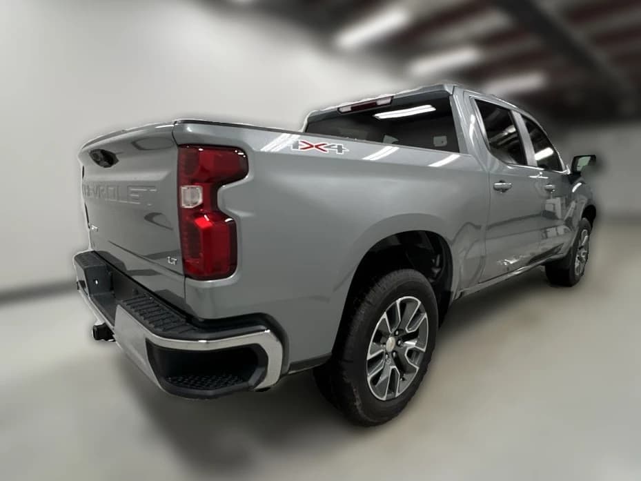 Chevrolet Silverado 1500 LT 4WD Crew Cab 147" 2026 — side view