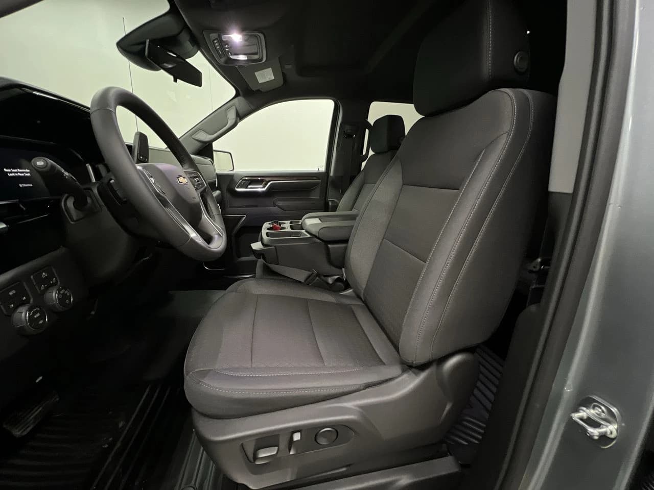 Chevrolet Silverado 1500 LT 4WD Crew Cab 147" 2026 — side view