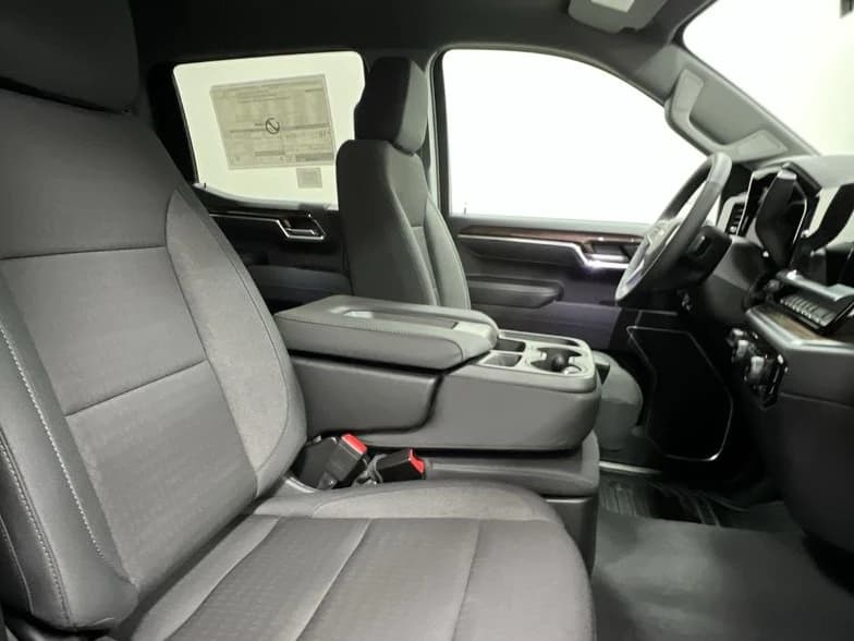 Chevrolet Silverado 1500 LT 4WD Crew Cab 147" 2026 — side view