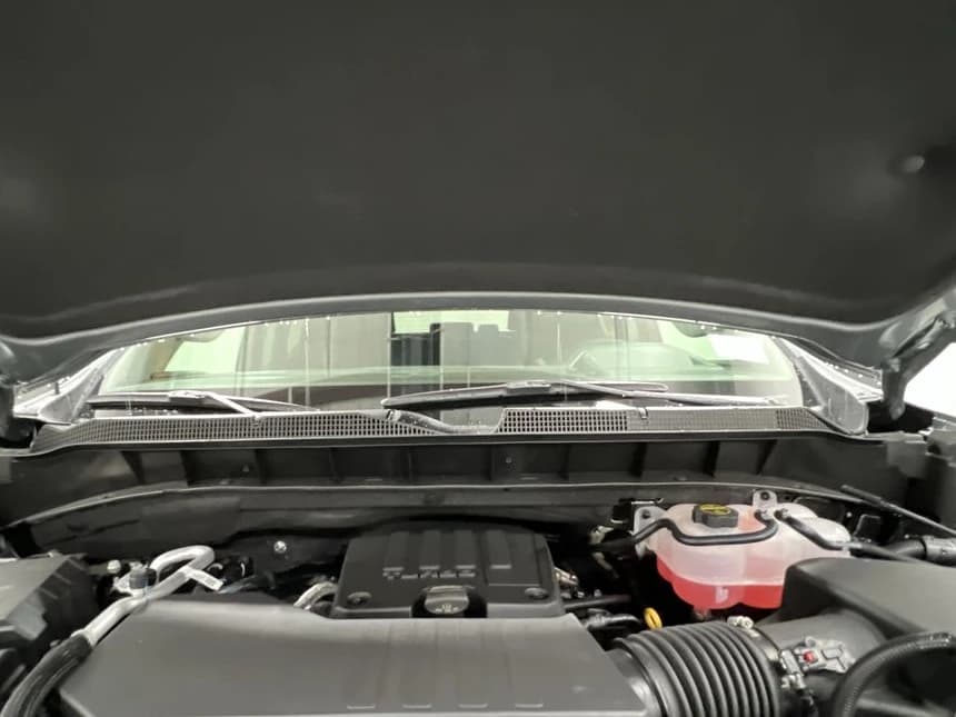 Chevrolet Silverado 1500 LT 4WD Crew Cab 147" 2026 — side view