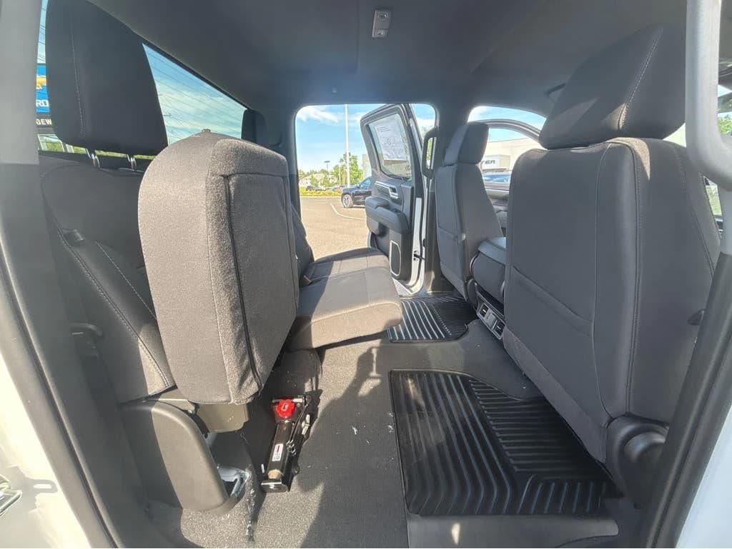 Chevrolet Silverado 1500 LT 4WD Crew Cab 147" 2026 — side view