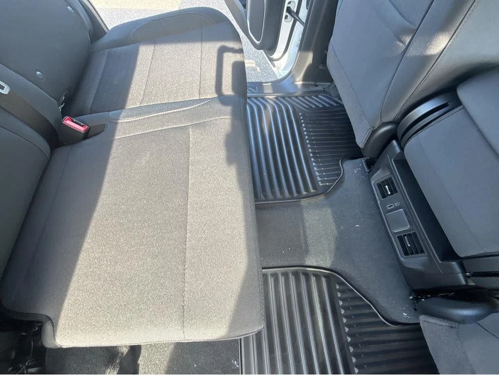 Chevrolet Silverado 1500 LT 4WD Crew Cab 147" 2026 — side view