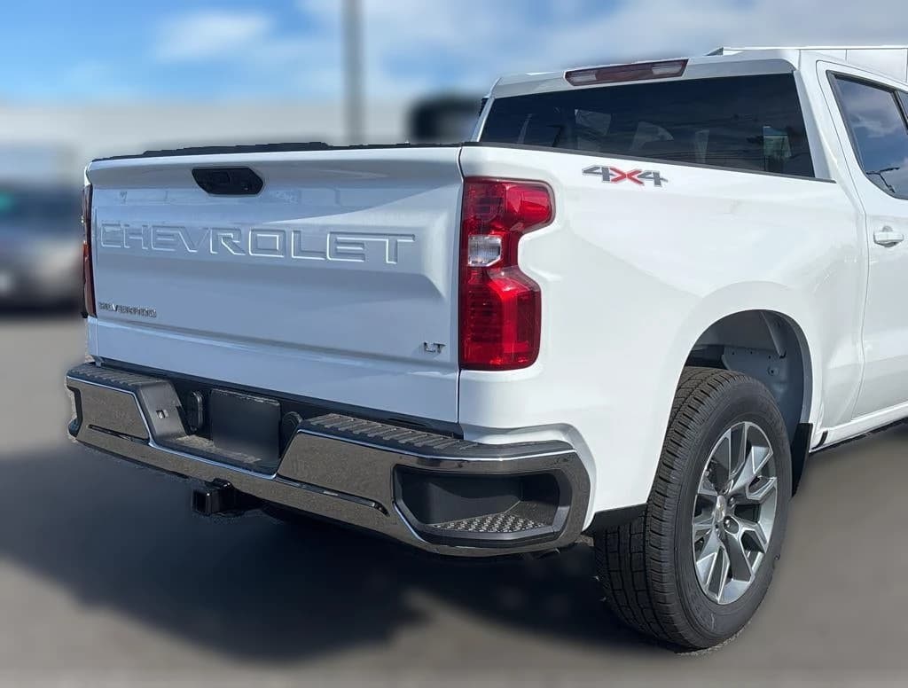 Chevrolet Silverado 1500 LT 4WD Crew Cab 147" 2026 — side view