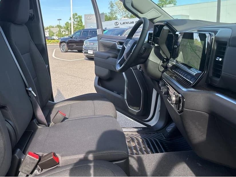 Chevrolet Silverado 1500 LT 4WD Crew Cab 147" 2026 — side view