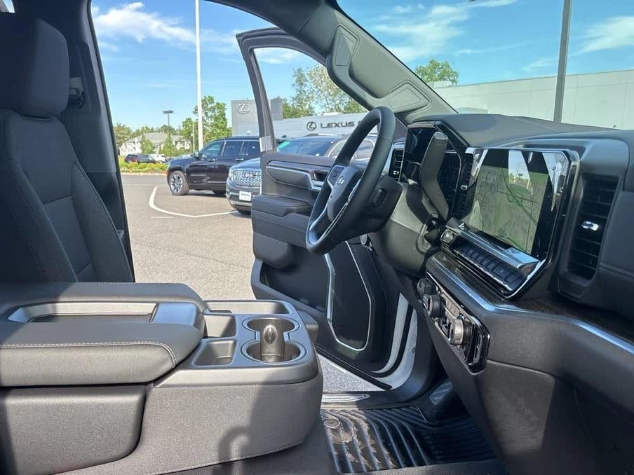 Chevrolet Silverado 1500 LT 4WD Crew Cab 147" 2026 — side view