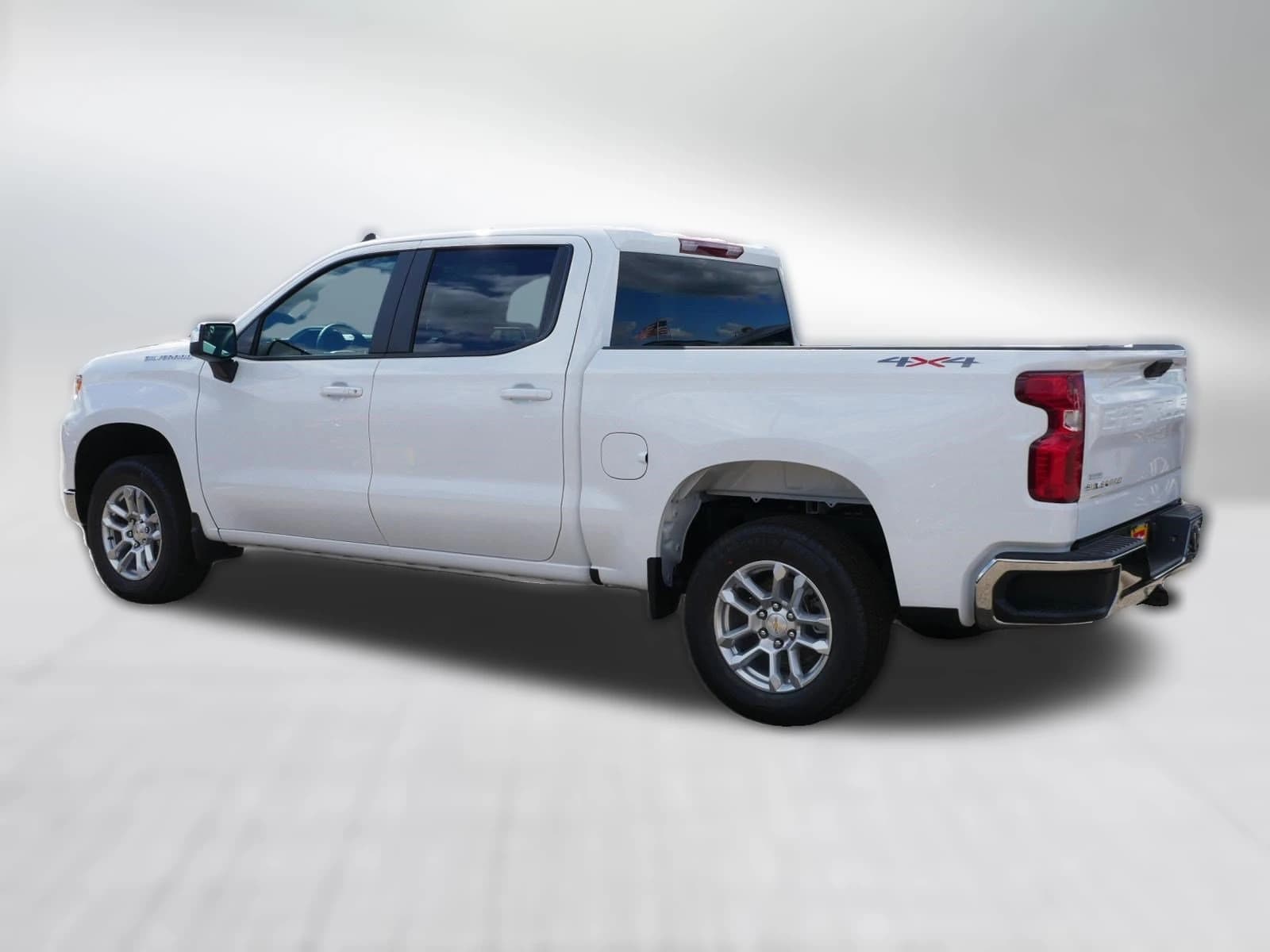 Chevrolet Silverado 1500 LT 4WD Crew Cab 147" 2026 — side view