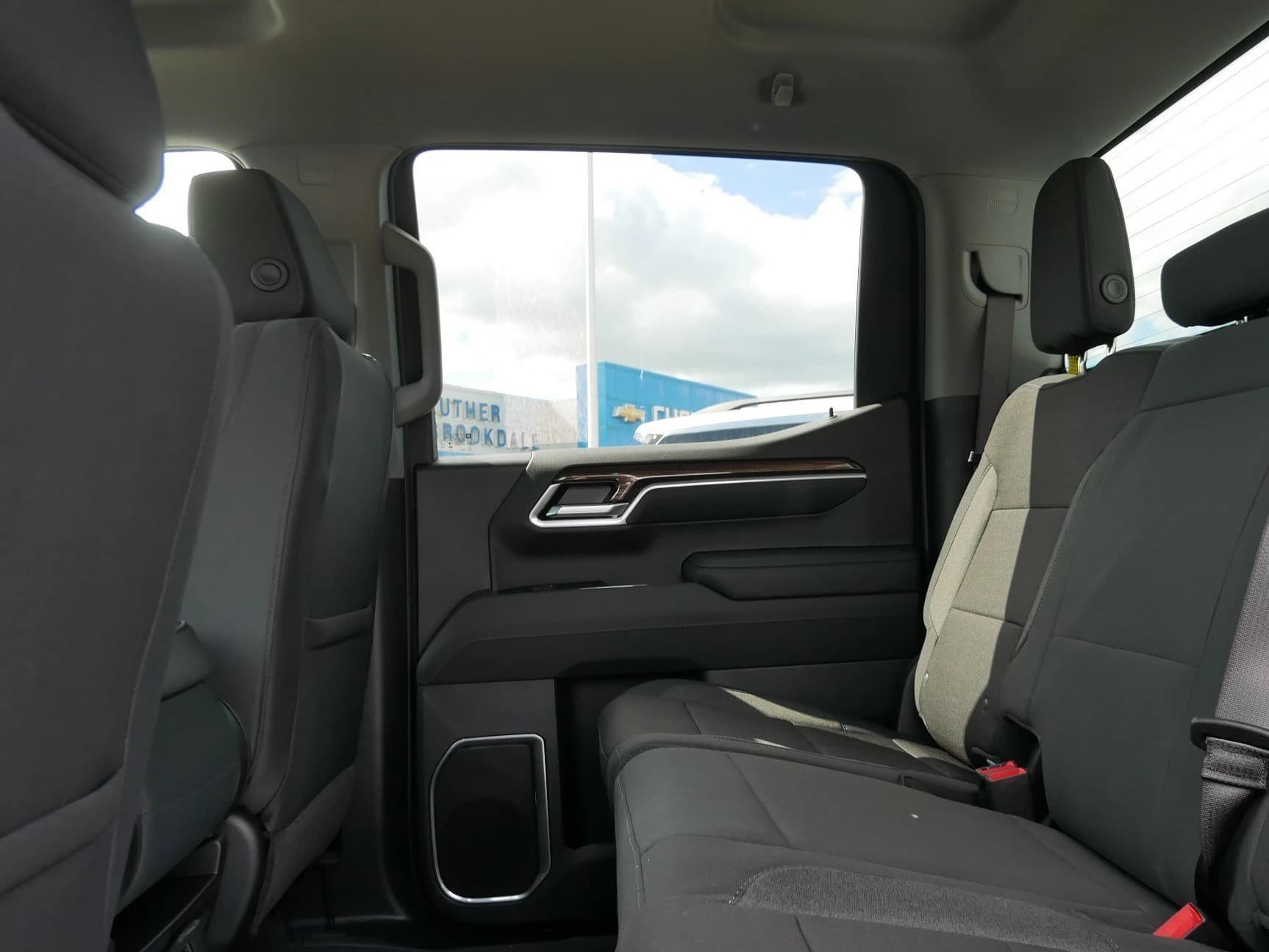Chevrolet Silverado 1500 LT 4WD Crew Cab 147" 2026 — side view