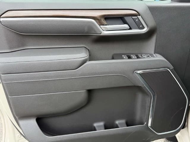 Chevrolet Silverado 1500 RST 4WD Crew Cab 147" 2026 — side view