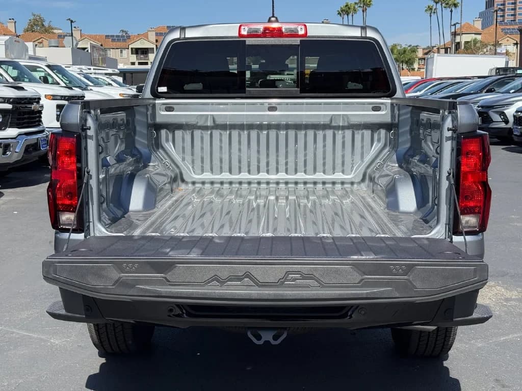 Chevrolet Colorado 2WD Work Truck Crew Cab 2026 — side view