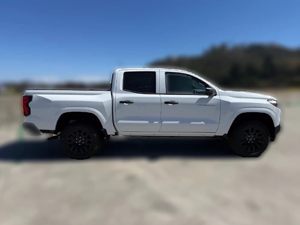 Chevrolet Colorado 2WD Work Truck Crew Cab 2026 — side view