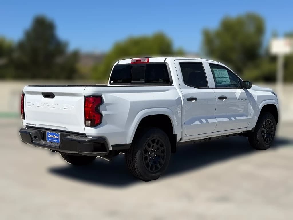 Chevrolet Colorado 2WD Work Truck Crew Cab 2026 — side view