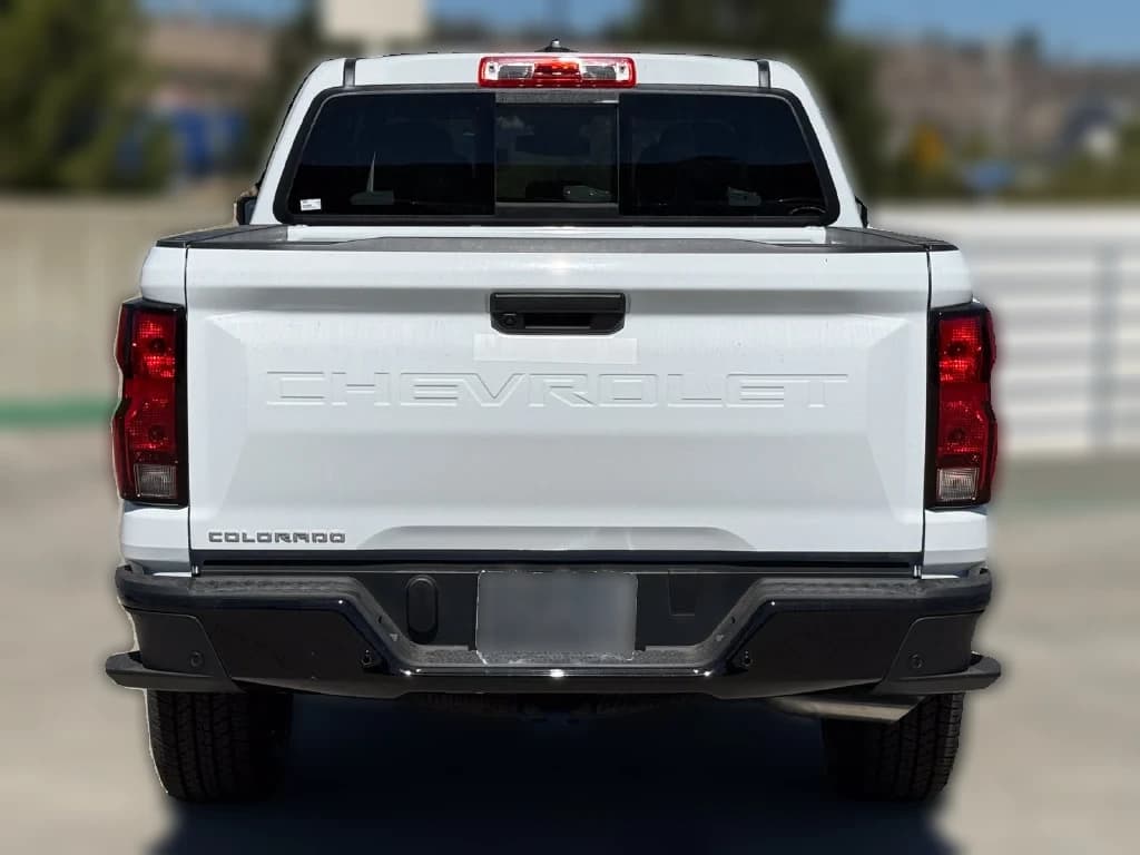 Chevrolet Colorado 2WD Work Truck Crew Cab 2026 — side view
