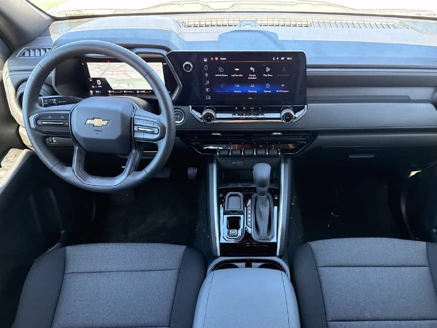 Chevrolet Colorado 2WD Work Truck Crew Cab 2026 — side view