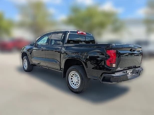 Chevrolet Colorado 2WD Work Truck Crew Cab 2026 — side view