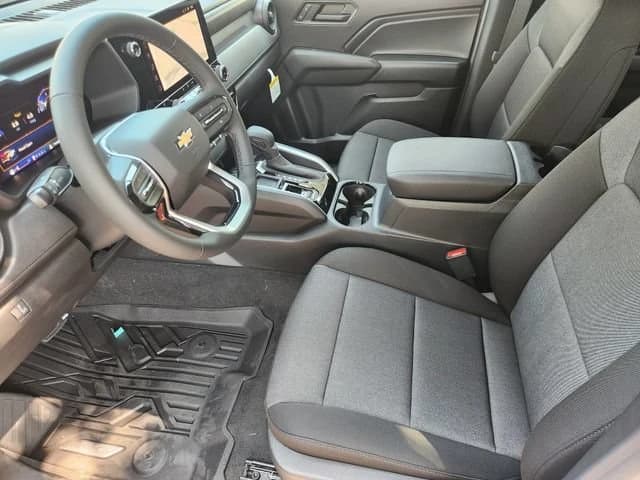 Chevrolet Colorado 2WD Work Truck Crew Cab 2026 — side view