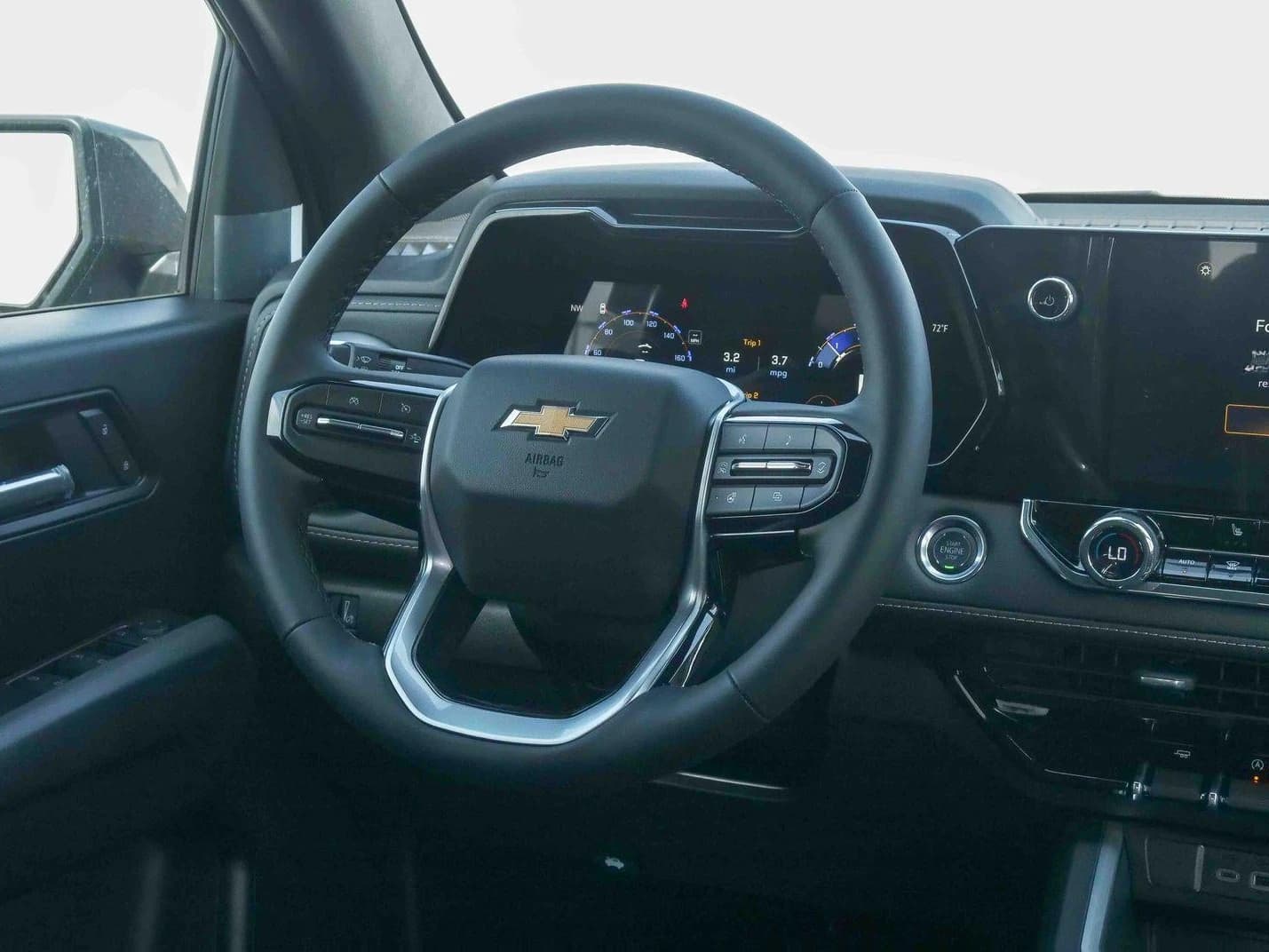 Chevrolet Colorado 2WD LT Crew Cab 2026 — side view
