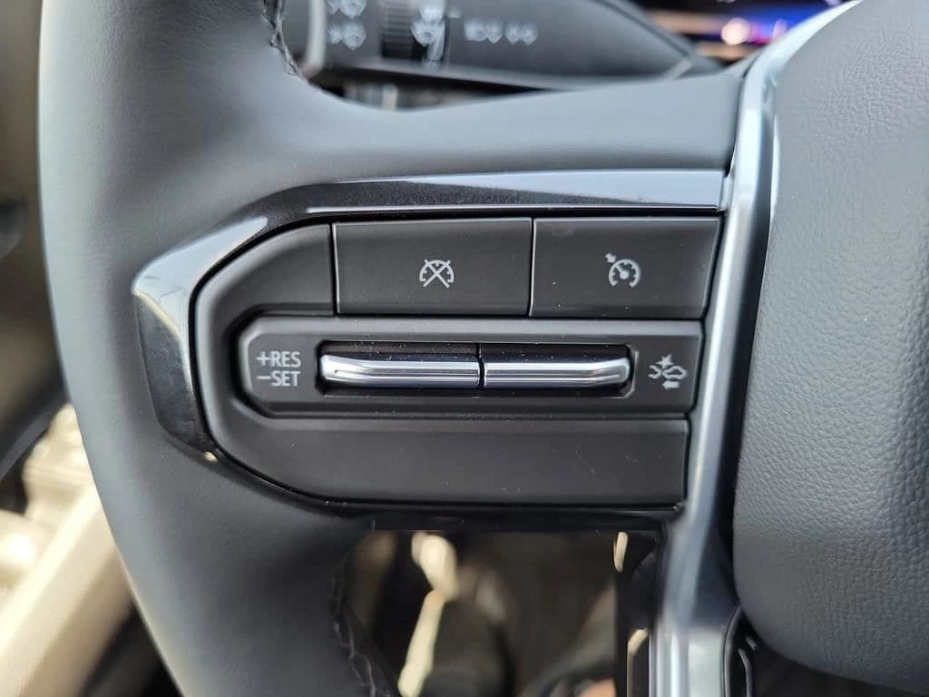 Chevrolet Colorado 2WD LT Crew Cab 2026 — side view