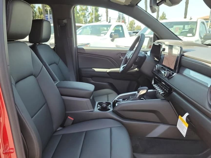 Chevrolet Colorado 2WD LT Crew Cab 2026 — side view
