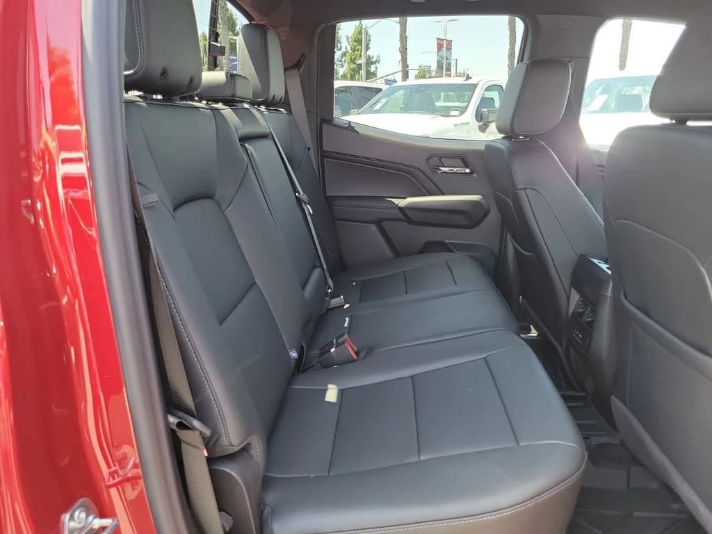 Chevrolet Colorado 2WD LT Crew Cab 2026 — side view