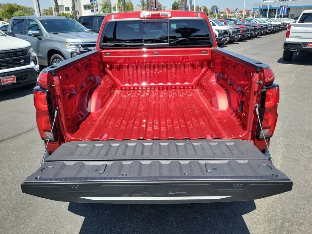 Chevrolet Colorado 2WD LT Crew Cab 2026 — side view
