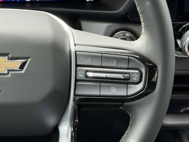 Chevrolet Colorado 4WD Work Truck Crew Cab 2026 — side view