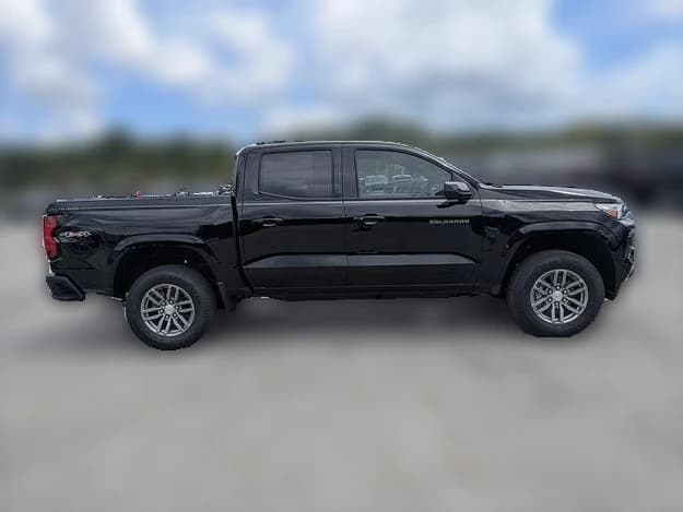 Chevrolet Colorado 4WD LT Crew Cab 2026 — side view