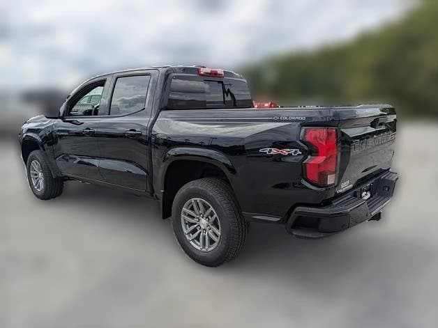 Chevrolet Colorado 4WD LT Crew Cab 2026 — side view