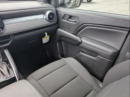 Chevrolet Colorado 4WD LT Crew Cab 2026 — side view