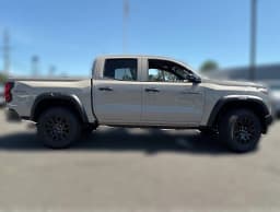 Chevrolet Colorado 4WD Trail Boss Crew Cab 2026 — side view