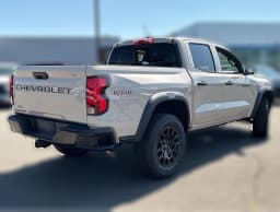 Chevrolet Colorado 4WD Trail Boss Crew Cab 2026 — side view