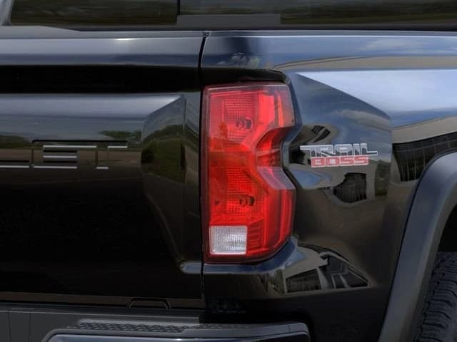 Chevrolet Colorado 4WD Trail Boss Crew Cab 2026 — side view