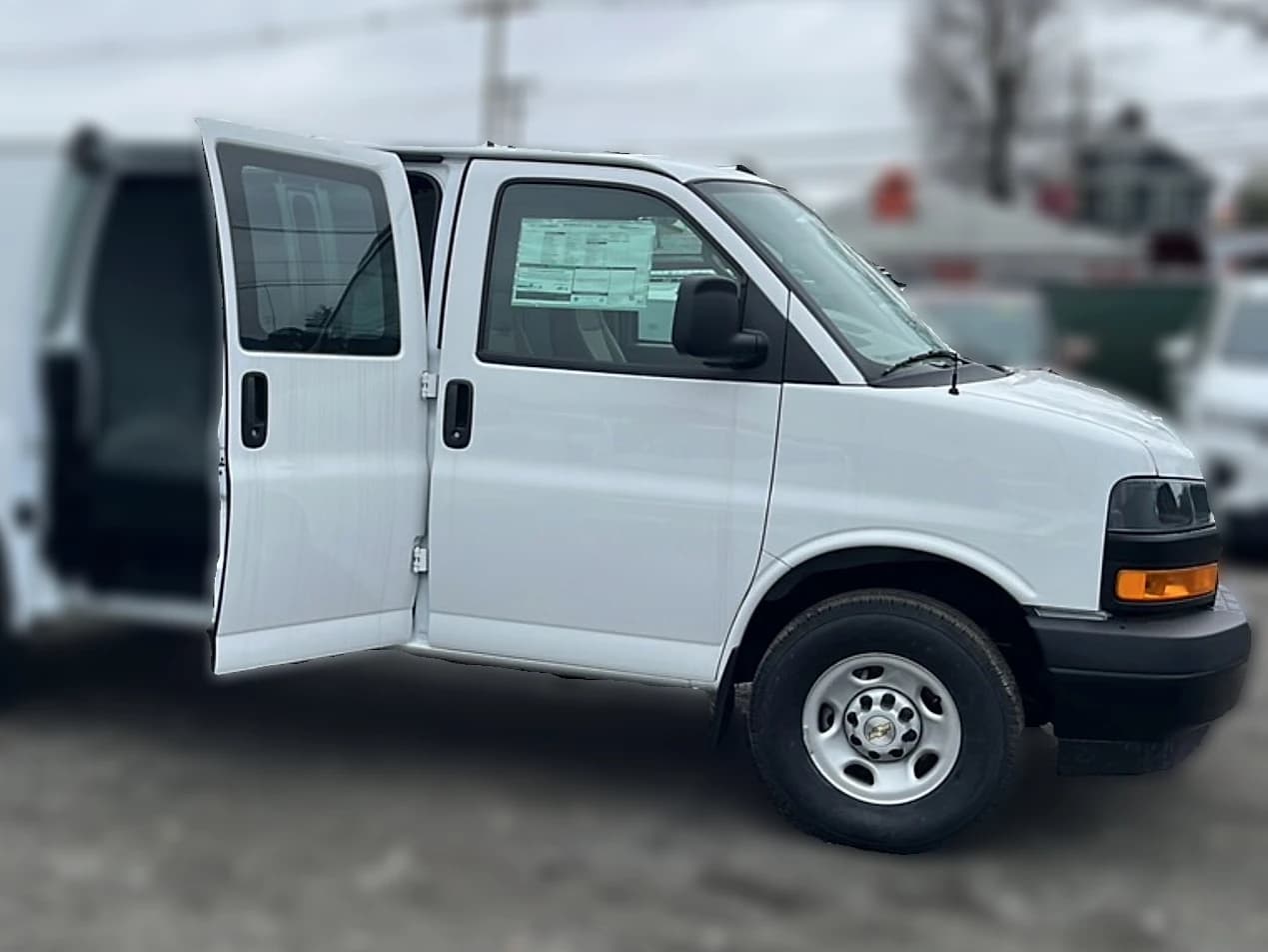 Chevrolet Express Cargo Van Work Van RWD 2500 135" 2025 — side view