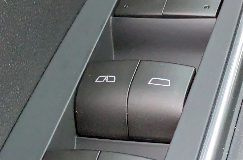 GMC Acadia FWD Elevation 4dr 2026 — side view