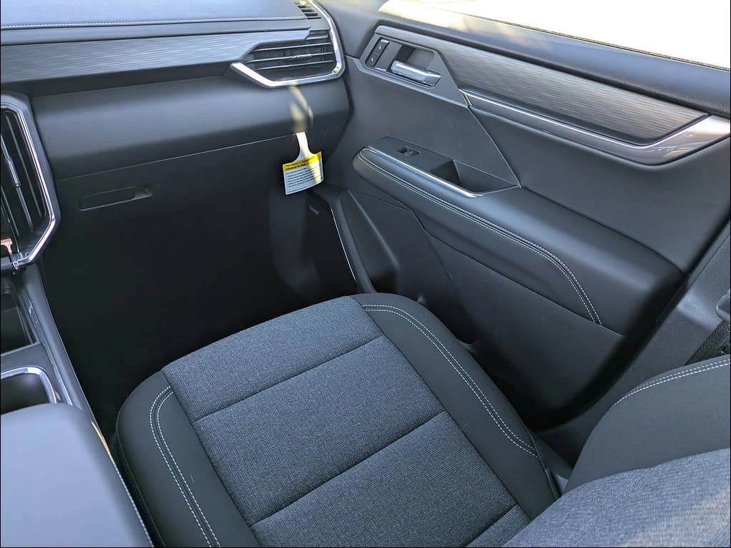 GMC Acadia FWD Elevation 4dr 2026 — side view