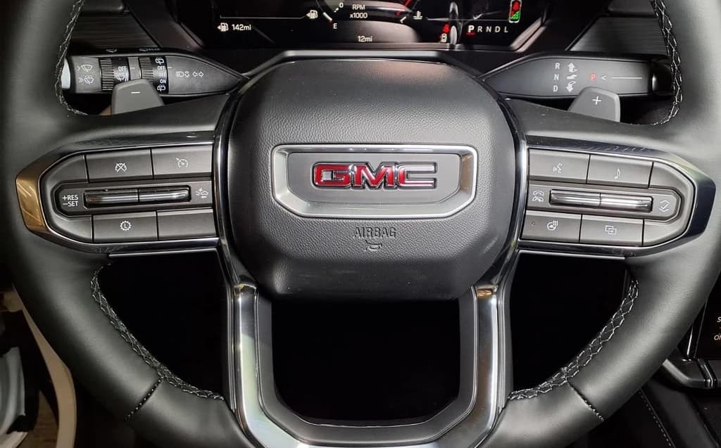 GMC Acadia FWD Elevation 4dr 2026 — side view