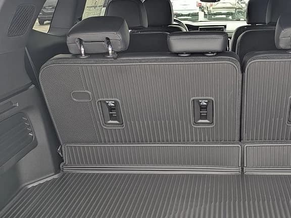 GMC Acadia FWD Denali 4dr 2026 — side view