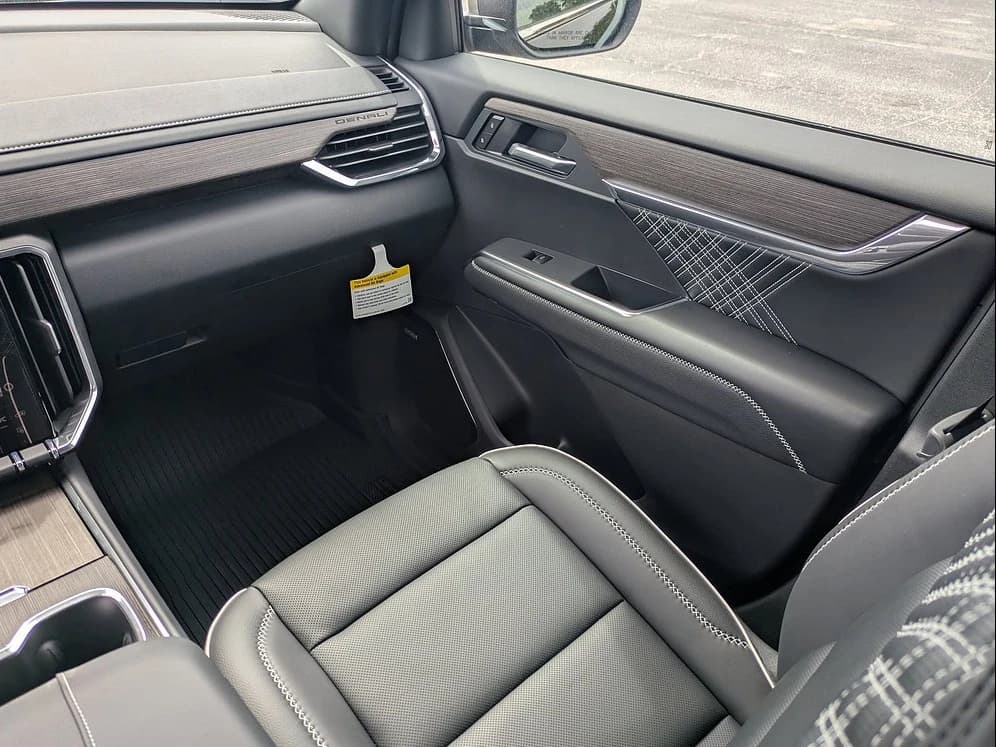 GMC Acadia FWD Denali 4dr 2026 — side view
