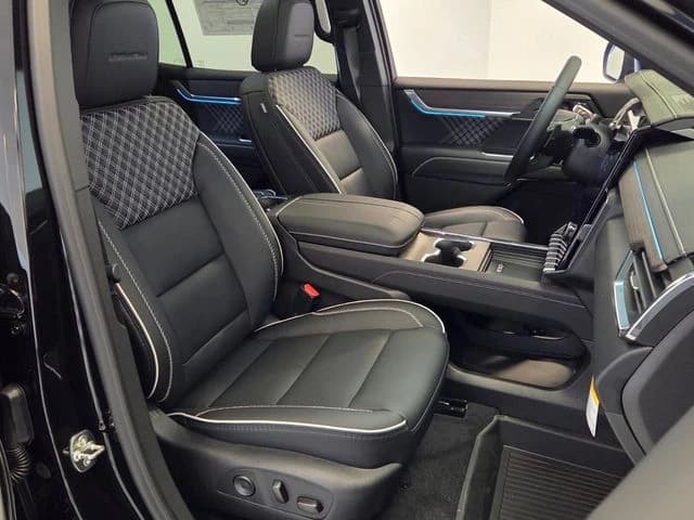 GMC Acadia FWD Denali 4dr 2026 — side view