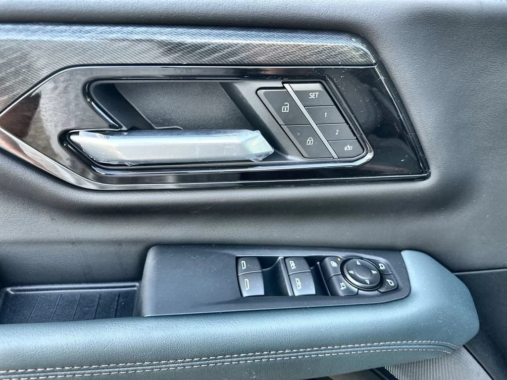 GMC Yukon AT4 4WD 4dr 2026 — side view