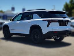 Chevrolet Traverse FWD LT 4dr 2026 — side view
