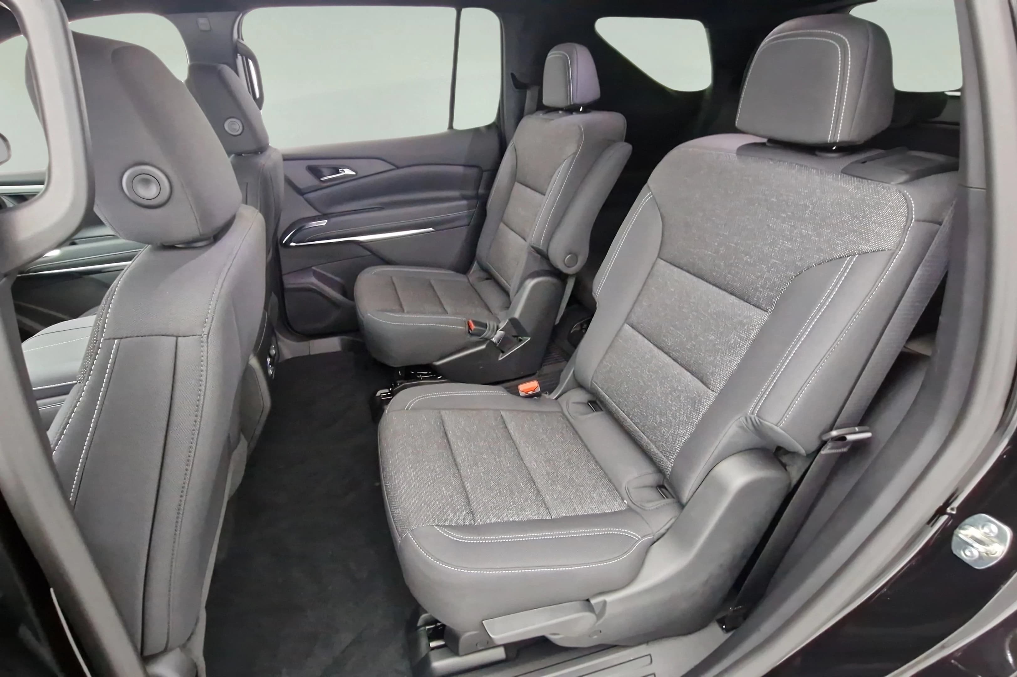 Chevrolet Traverse FWD LT 4dr 2026 — side view