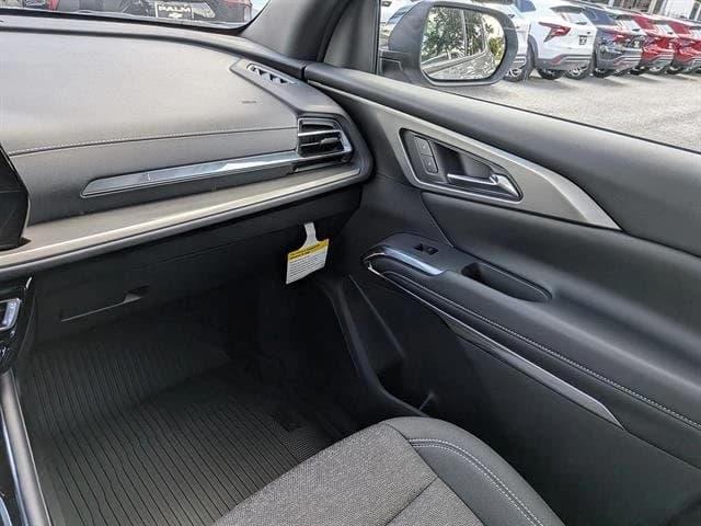 Chevrolet Traverse FWD LT 4dr 2027 — side view