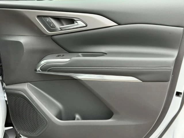 Chevrolet Traverse FWD LT 4dr 2027 — side view
