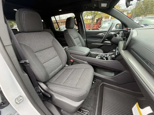 Chevrolet Traverse FWD LT 4dr 2027 — side view